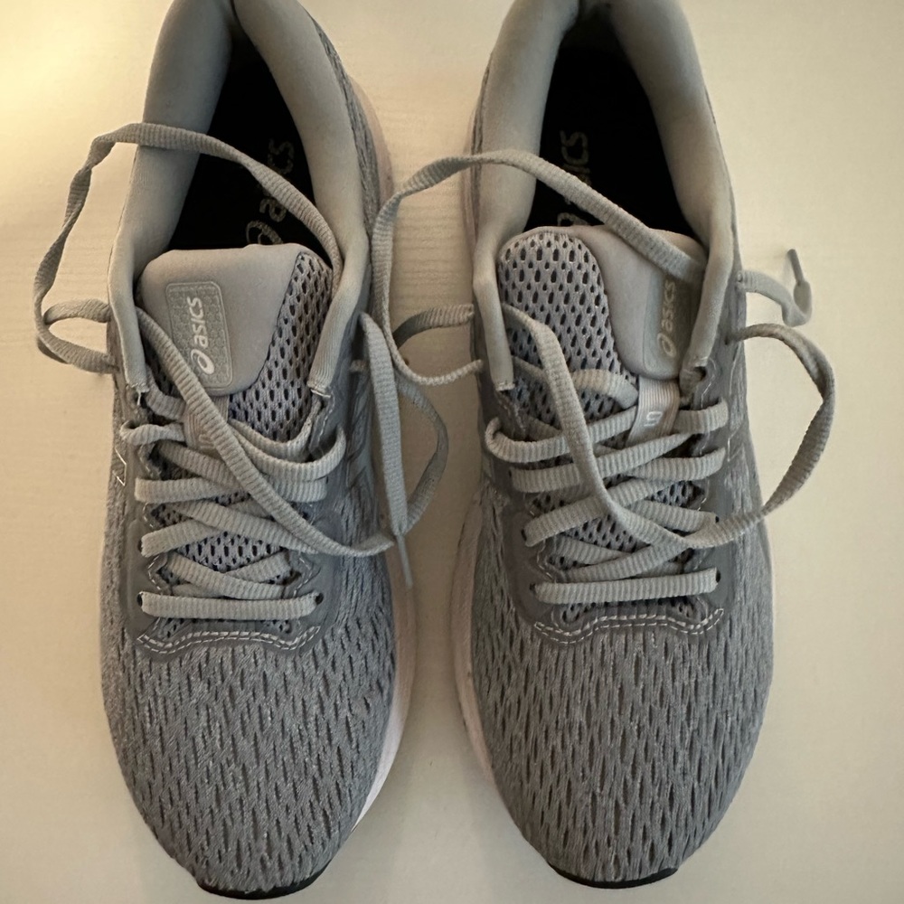 ASICS running shoe - Picture 2 of 3